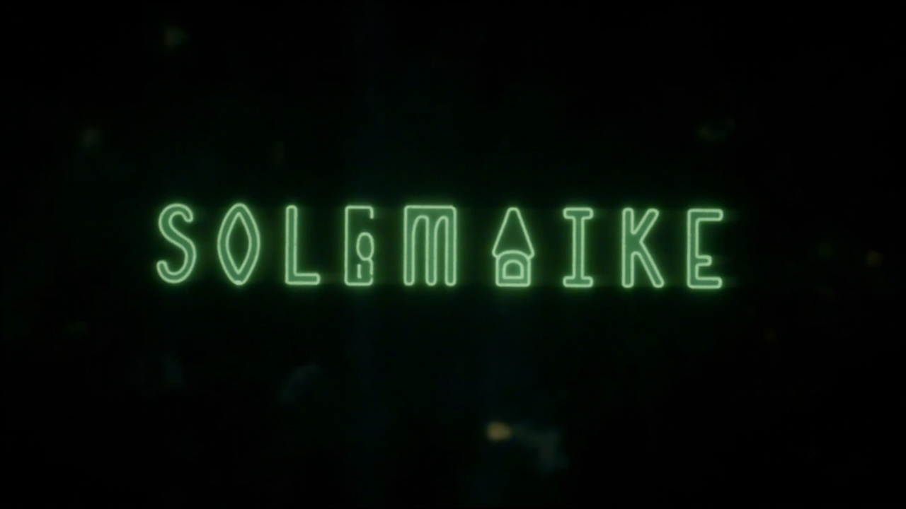 Imagen generada por IA con el prompt: Retro terminal screen showing a text-mode Klondike Solitaire card layout in green and white on a black background, monochrome CRT vibe, nostalgic computing aesthetic.